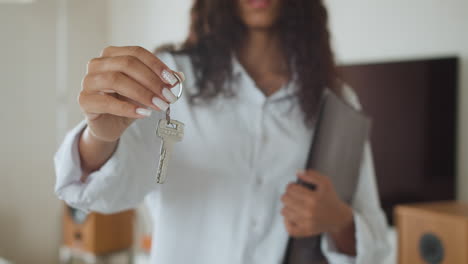 Woman-with-keys-of-new-house