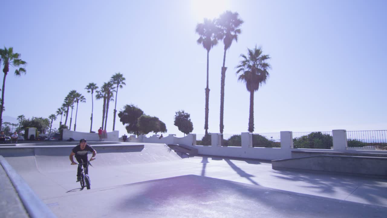 Un ciclista BMX esegue un salto in alto in uno skatepark 1