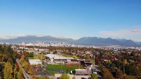 Vuelo-Aéreo-Hacia-Adelante-Desde-El-Parque-Queen-Elizabeth