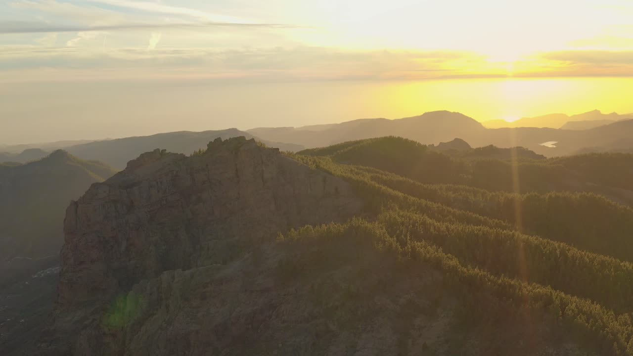 숲과 렌즈 플레어, 그란 카나리아와 함께 황금시간대에 산 파노라마의 아름다운 드론 샷