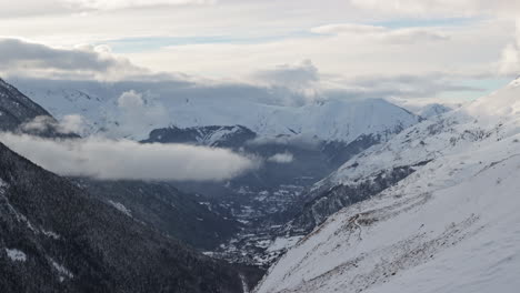 Timelapse-Del-Atardecer,-En-El-Valle-De-Baqueira-Beret,-Las-Nubes-Se-Mueven-Y-Revelan-Las-Montañas-Detrás