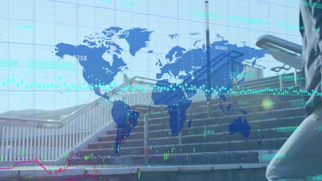 animación de gráficos con números sobre el mapa contra el hombre caucásico con la bolsa subiendo escalones
