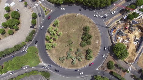 visión vertical fija del avión no tripulado sobre una rotonda en francia. zona urbana de tráfico
