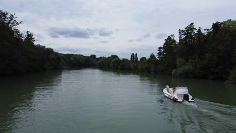 Boot-Segelt-Im-Fluss,-Luftaufnahme-Per-Drohne