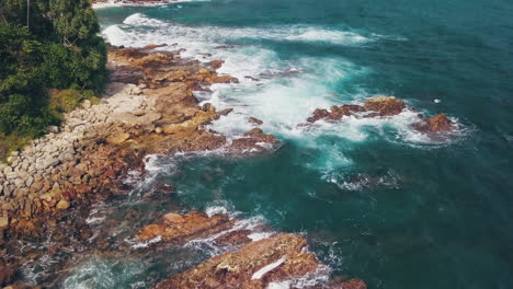 Amanwella-Beach-Costa-Sur-De-Sri-Lanka-Paraíso-Tropical-Océano-Y-Rocas-Imágenes-De-Drones