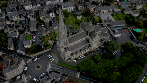 iglesia eglise saint-martin en el centro de la ciudad, vitré en bretaña, francia