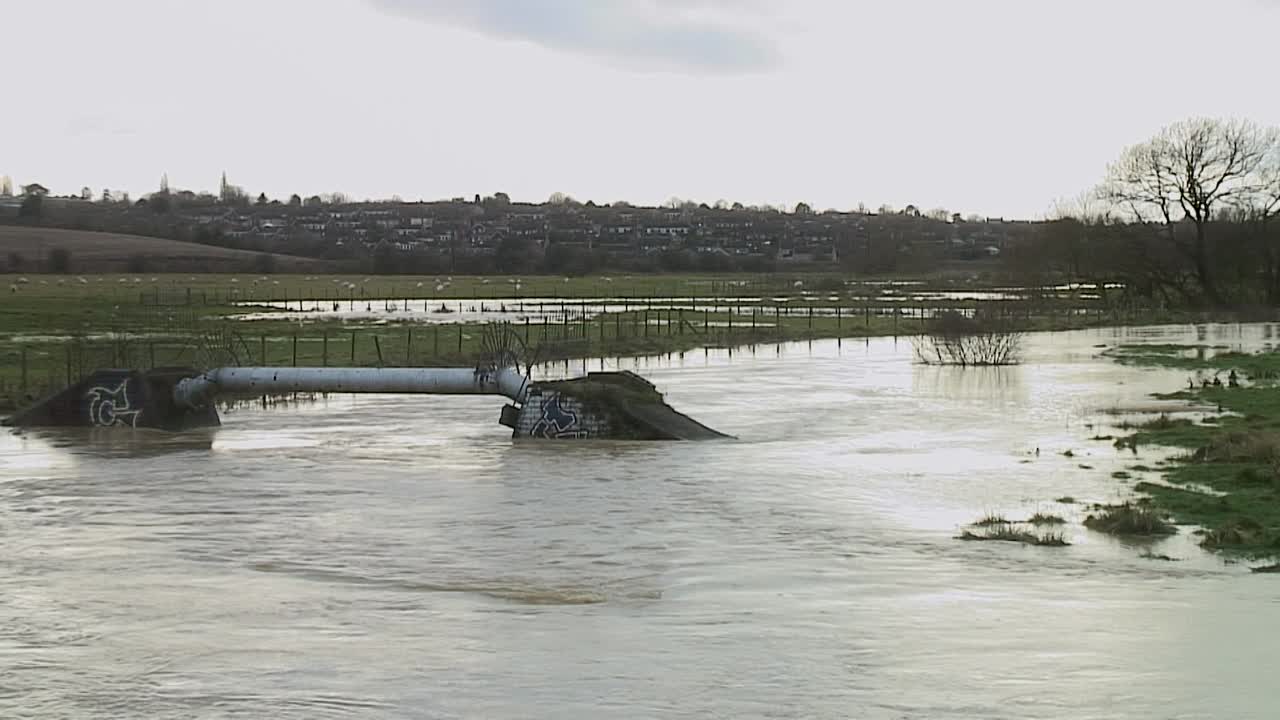 Il fiume Eye a Melton Mowbray, Leicestershire, Inghilterra, Regno Unito, ingrossato e impetuoso dopo una giornata di piogge torrenziali.