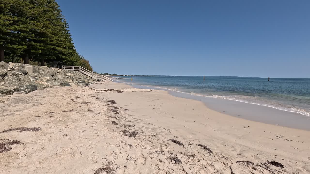 Busselton Beach i Geographe Bay w spokojny, słoneczny dzień, ujęcie z przesunięciem w prawo