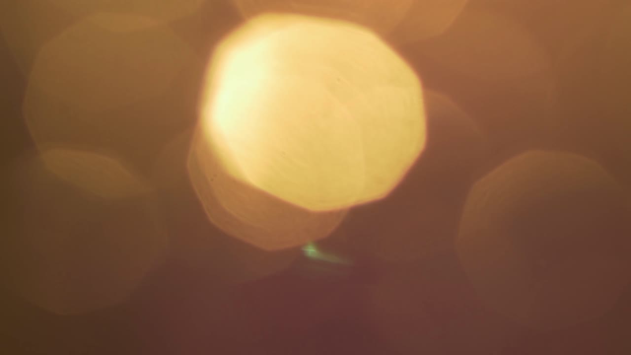 Luci bokeh astratte calde e dorate scintillanti