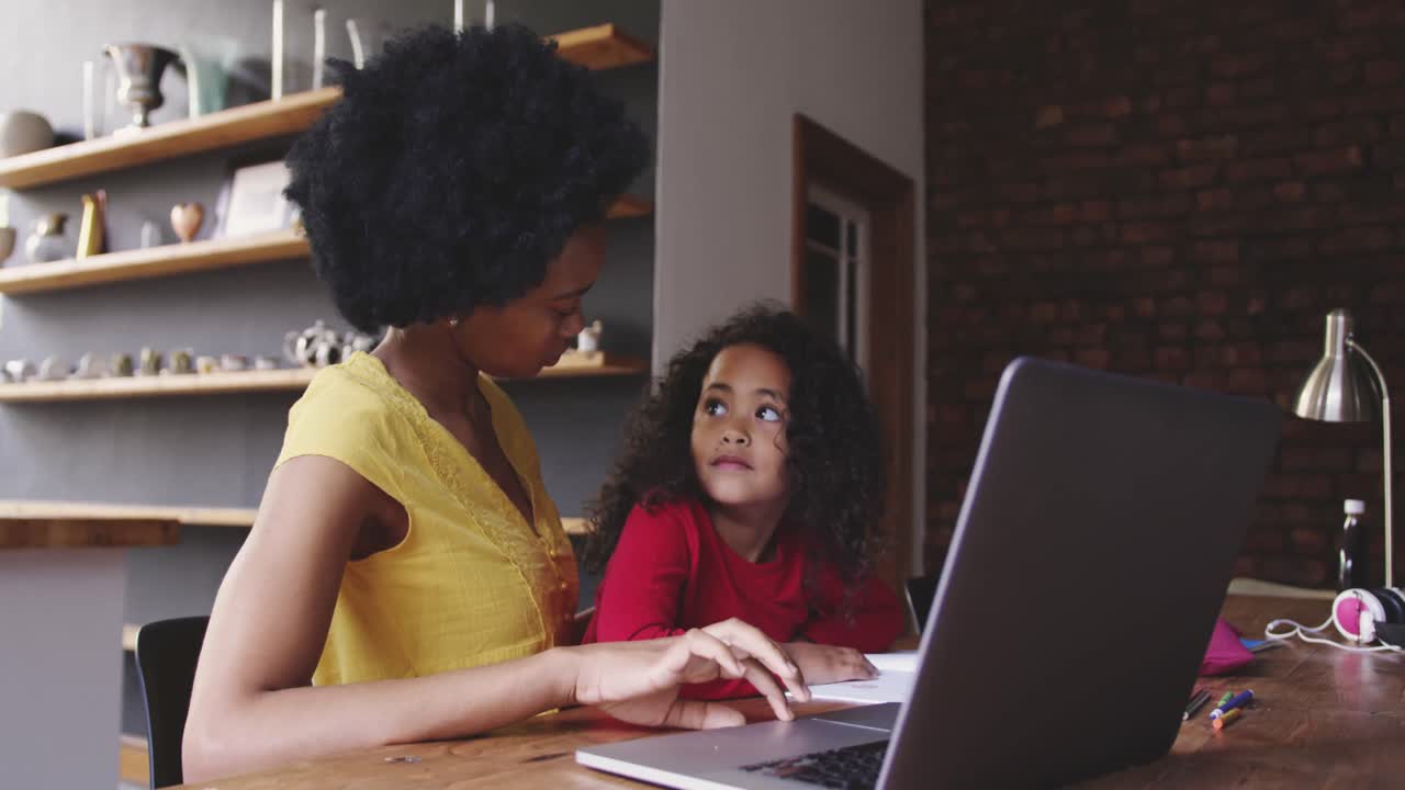 la familia pasa tiempo juntos en casa