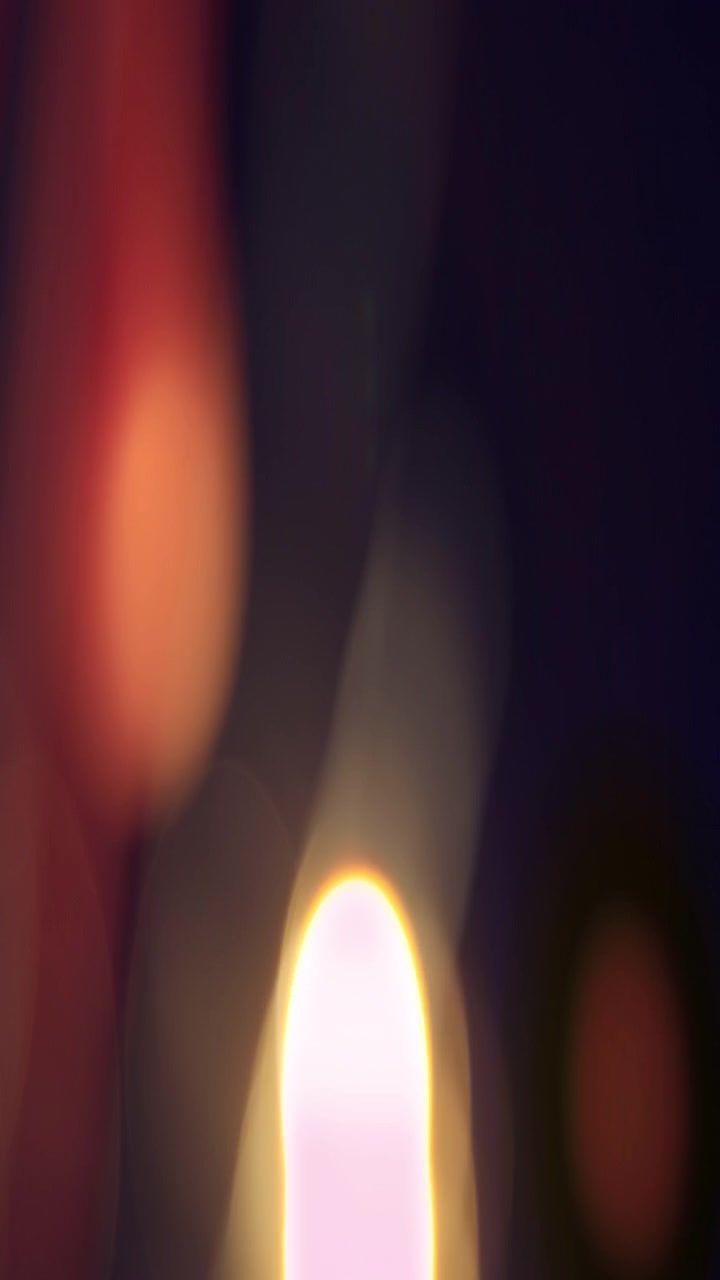 Fugas de luz abstratas e sobreposições bokeh em fundo escuro