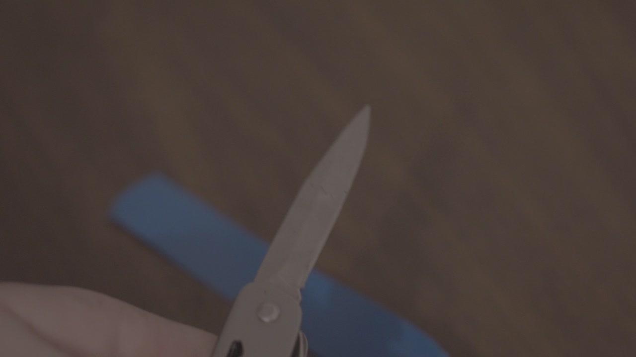 테이프의 작은 부분을 잘라내는 것