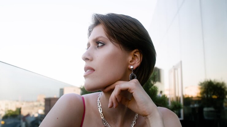 Primo piano di donna elegante in abito rosso