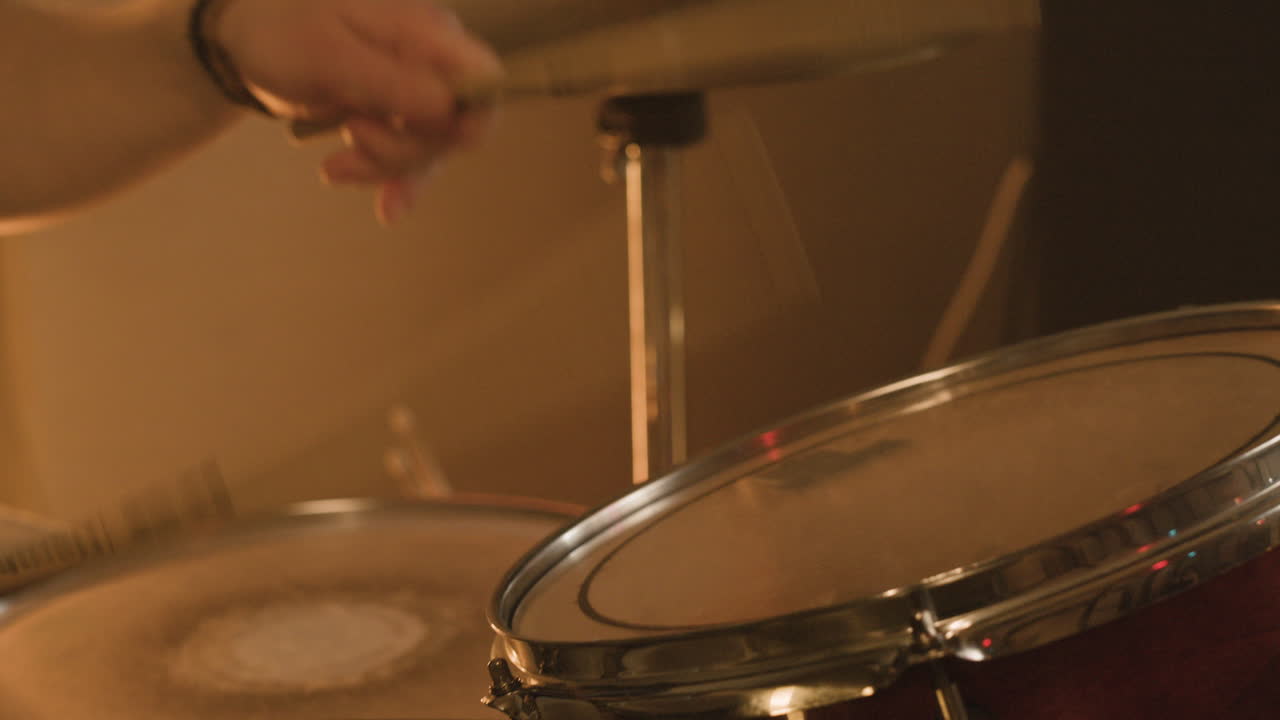 녹음 스튜디오 3에서 밴드 리허설 중 드럼을 연주하는 알아볼 수 없는 남성 음악가