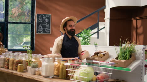 Propietario-De-Una-Pequeña-Empresa-Organizando-Productos