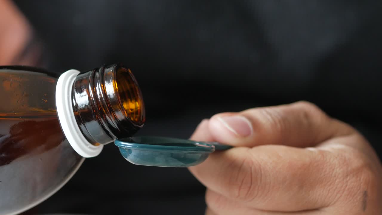 verter el medicamento líquido en una cuchara medidora