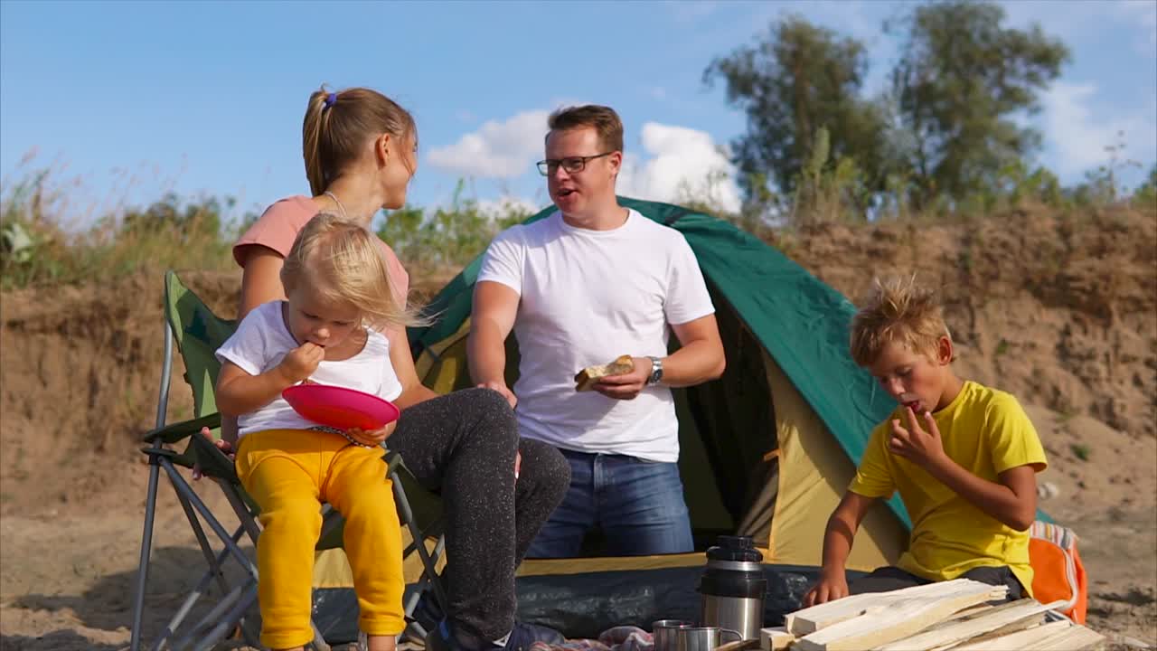семейное путешествие в кемпинг