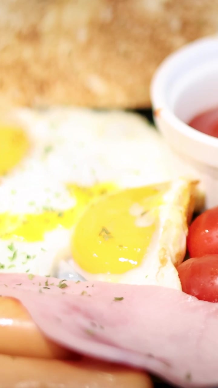 Un assortimento di piatti per la colazione e insalate