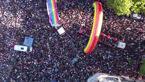 Vista-Aérea-De-Pájaro-De-Una-Multitud-Masiva-Y-Un-Camión-De-Colores-Durante-Un-Desfile-Del-Orgullo-En-Argentina