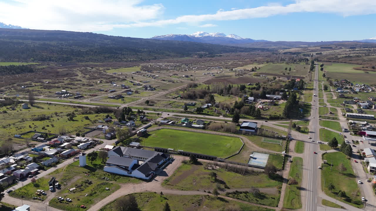 una impresionante perspectiva de avión no tripulado del estadio el jardín, sede del club cnel. fontana, mostrando la estructura del estadio de fútbol y el paisaje circundante. una toma perfecta para deportes y entusiastas.