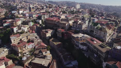 vista aérea de la iglesia luterana de valparaiso en la ladera en un día soleado y brillante