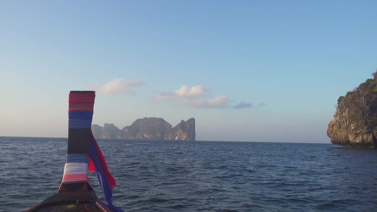 phi phi leh 섬에서 떠다니는 배에서 볼 수 있는 풍경