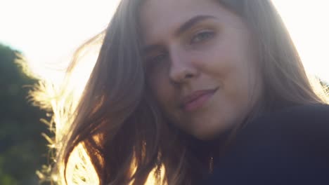 mujer al aire libre a la luz del sol