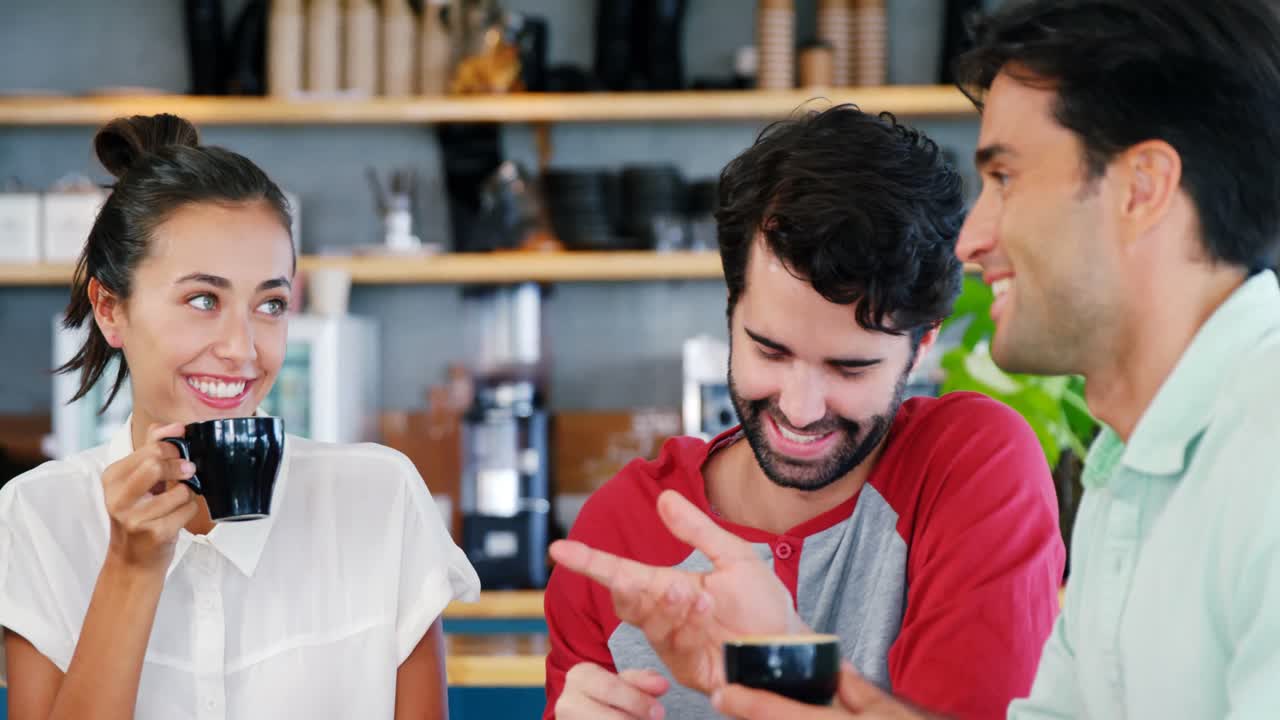 amigos tomando café en un restaurante