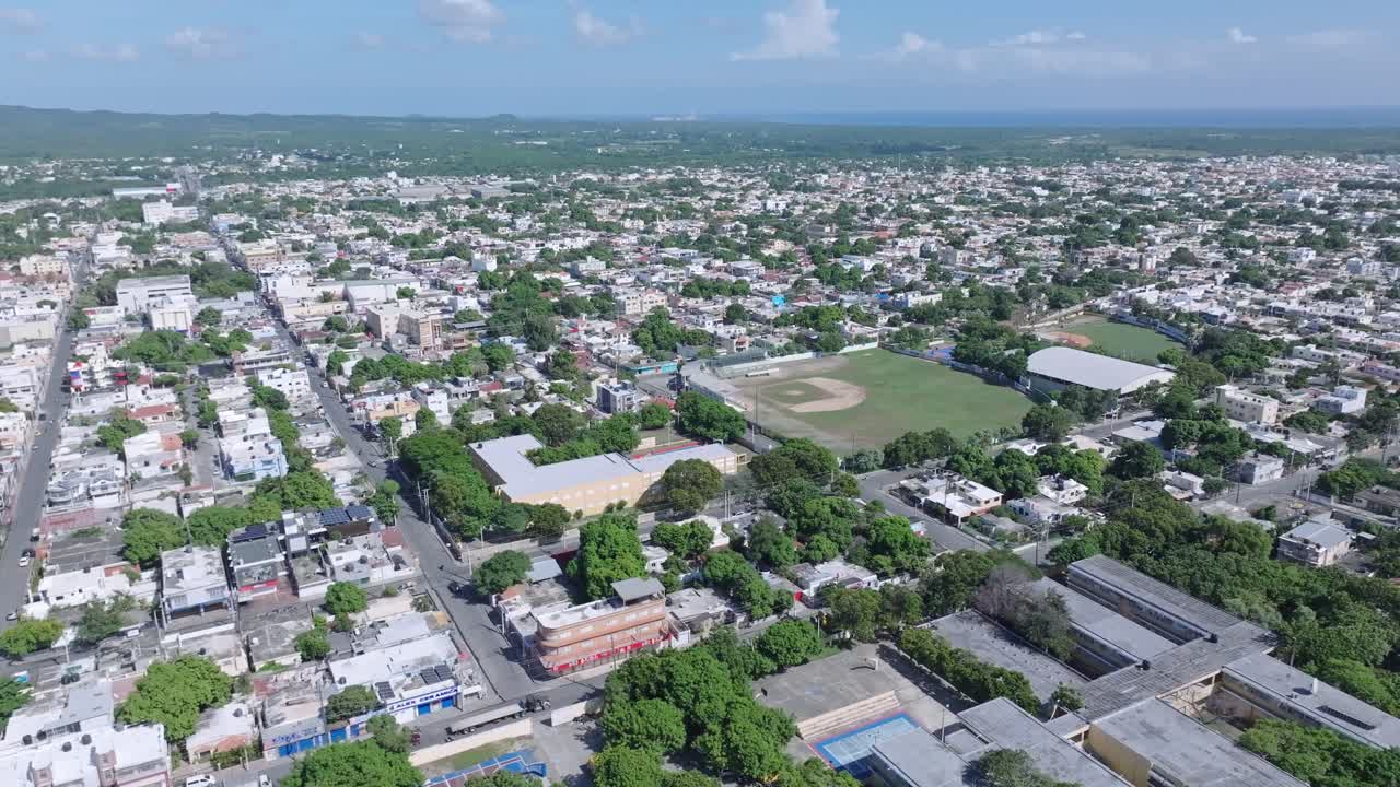 도미니카 공화국 의 열대 도시 바니 위 에 있는 공중  ⁇ 도,  ⁇ 빛 있는 여름 날