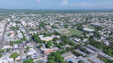 órbita aérea sobre la ciudad tropical de bani en la república dominicana, un soleado día de verano