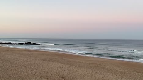 Temprano-En-La-Mañana-Del-Día-Soleado-De-Verano-En-La-Playa-Del-Océano-Atlántico-En-Portugal-Praia-Da-Guincho