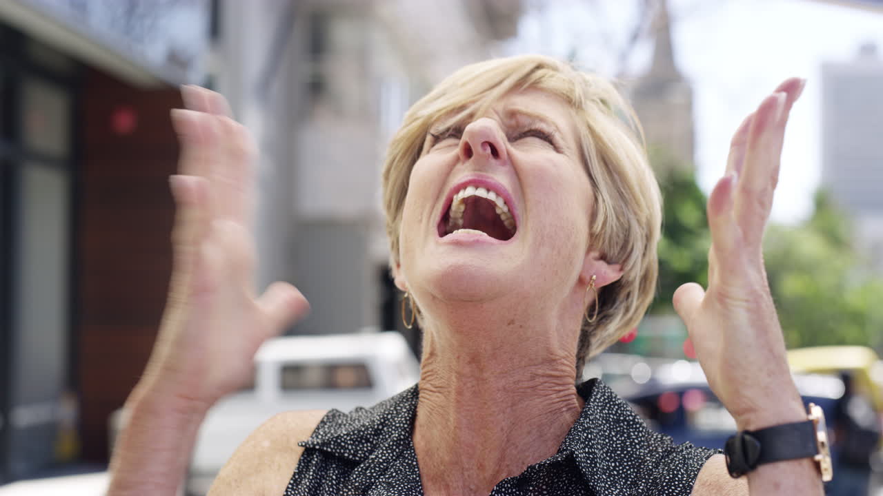 mostrando un poco de agresión