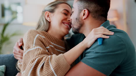 pareja feliz celebra los resultados de la prueba de embarazo
