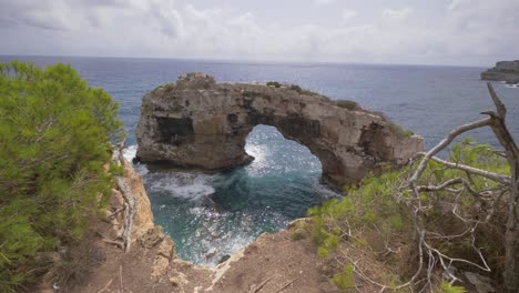 Roca-En-El-Mar,-Agujero,-Olas,-Mallorca,-España,-Baleares,-Ibiza