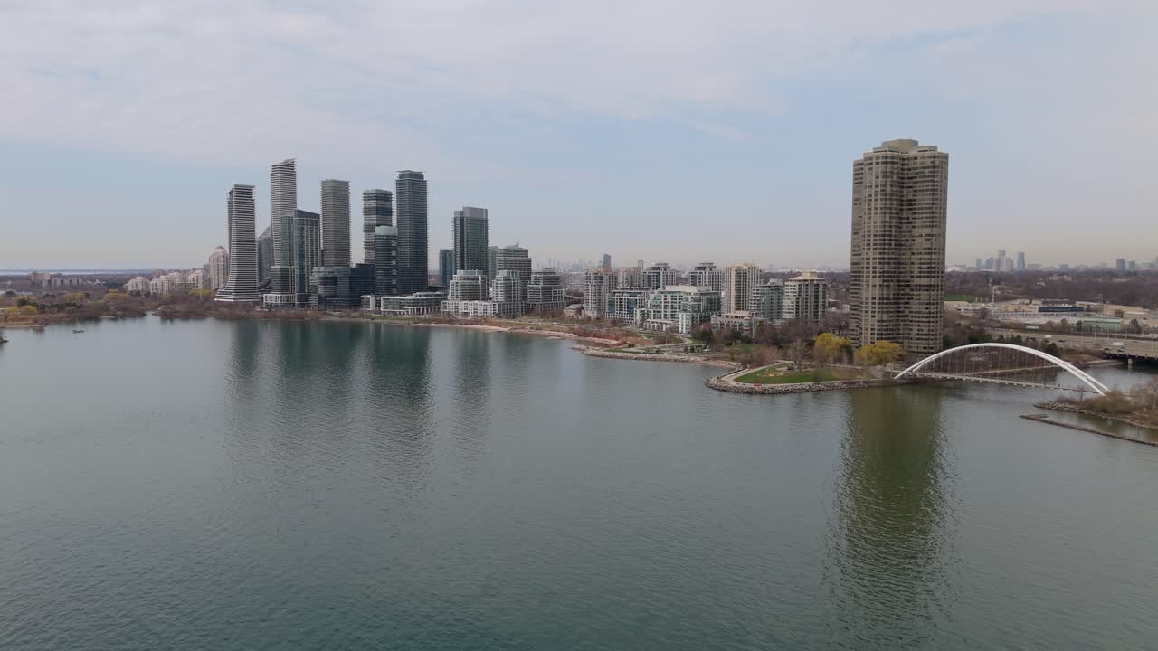 Sorvolo con drone dell'Humber Bay e dello skyline di Parklawn sul lago Ontario a Etobicoke, Toronto, Canada
