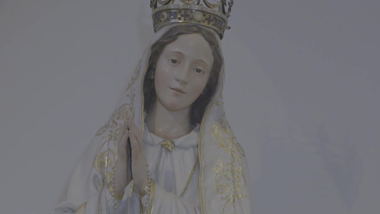 La telecamera panoramica lungo una statua della Madonna