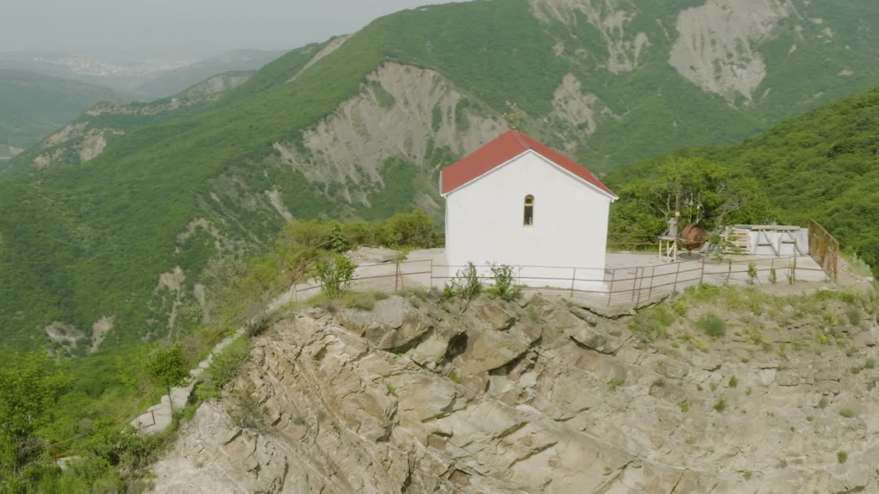 시골 조지아에서 잘 보존된 겸손한 교회의 장엄한 아크 샷