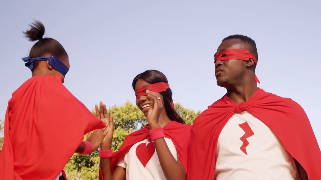 niños disfrazados de superhéroes aplaudiendo a sus padres