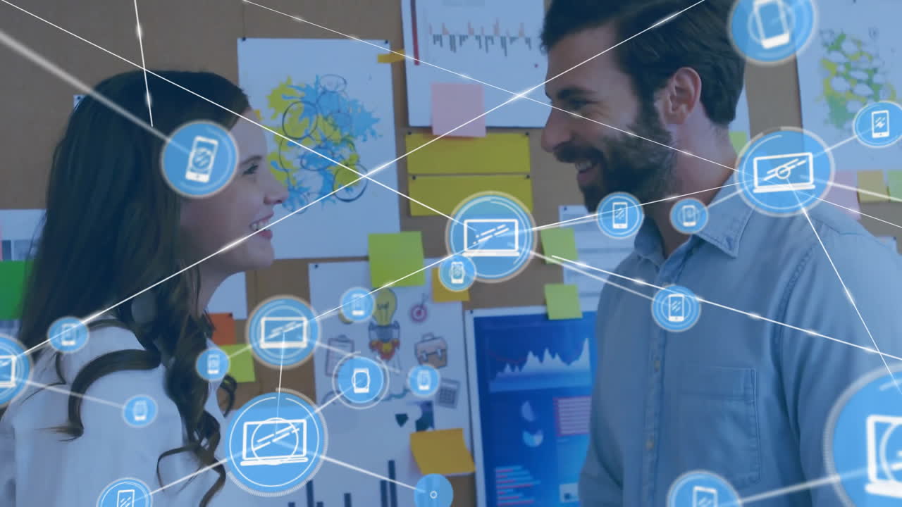 animación de la red de conexiones con iconos sobre diversas personas en la oficina