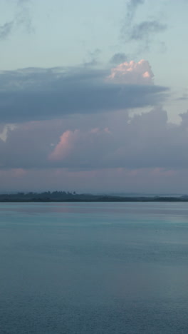 Wunderschöner-Karibischer-Strand-Und-Meer,-Mexiko-Im-Hochformat