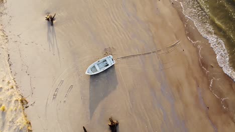 波羅的海海岸線的空中圖像在拉脫維亞的bernati海灘,飛向上空在白色沙灘和漁民船,廣角圓形建立無人機拍攝