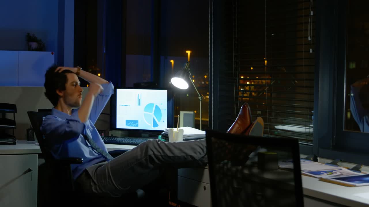 Businessman having noodles at desk 4k