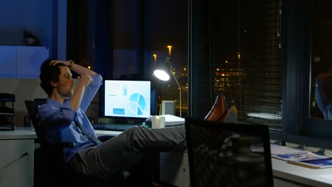 businessman having noodles at desk 4k