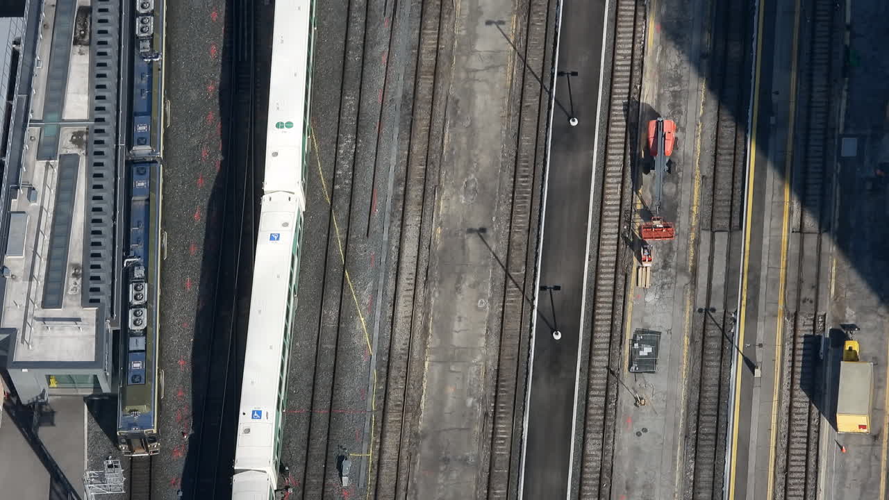 캐나다 토론토 기차역의 조감도에서 다른 기차와 함께 레일에서 기차를 타십시오.