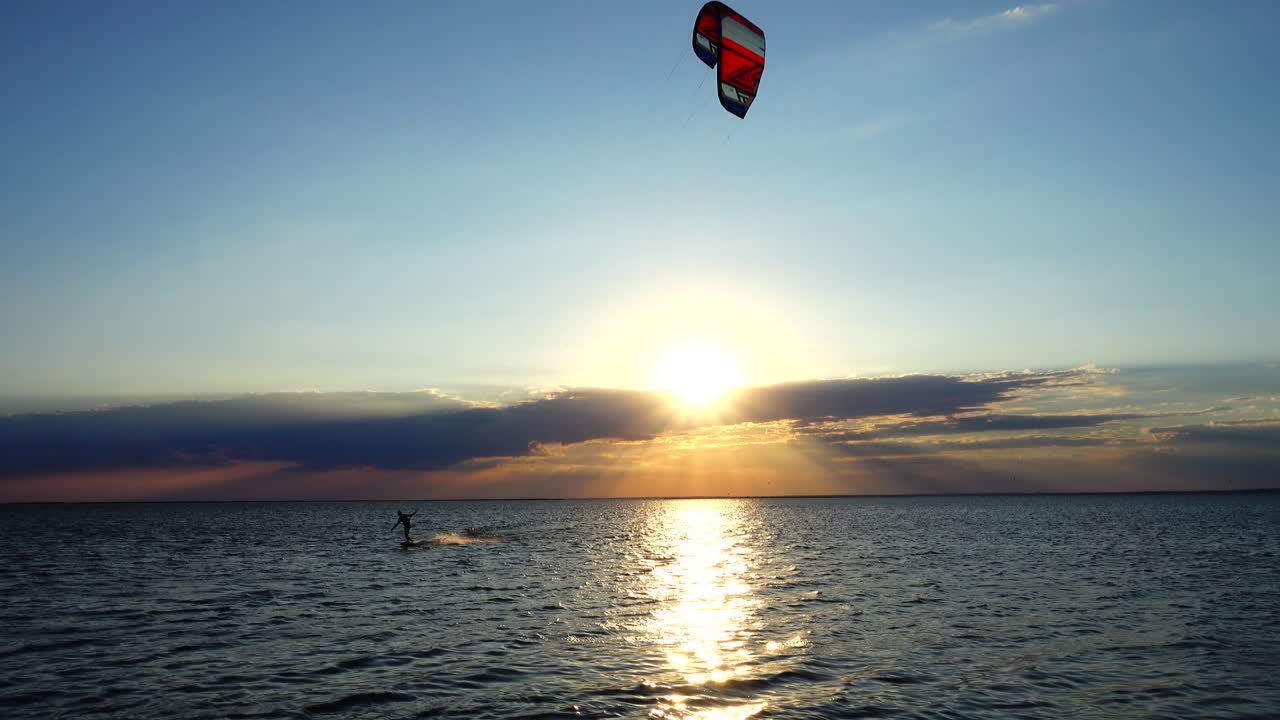 Kitesurf. Tramonto sul mare. Sport.