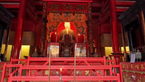 interior del santuario de cofucio en nagasaki, japón