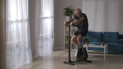 hombre de mediana edad está entrenando en ejercicio en la sala de estar preocupándose por la salud y perder peso manteniéndose en forma actividad deportiva