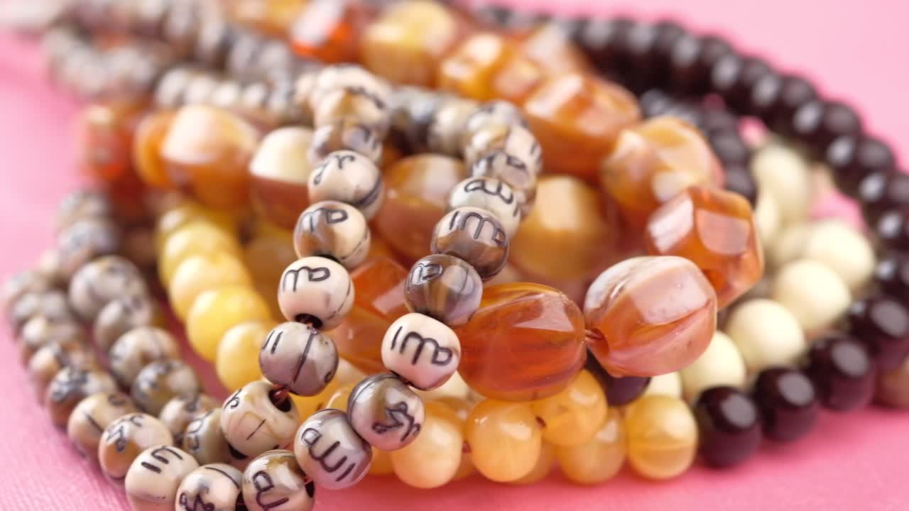 pulseras de cuentas multicolores