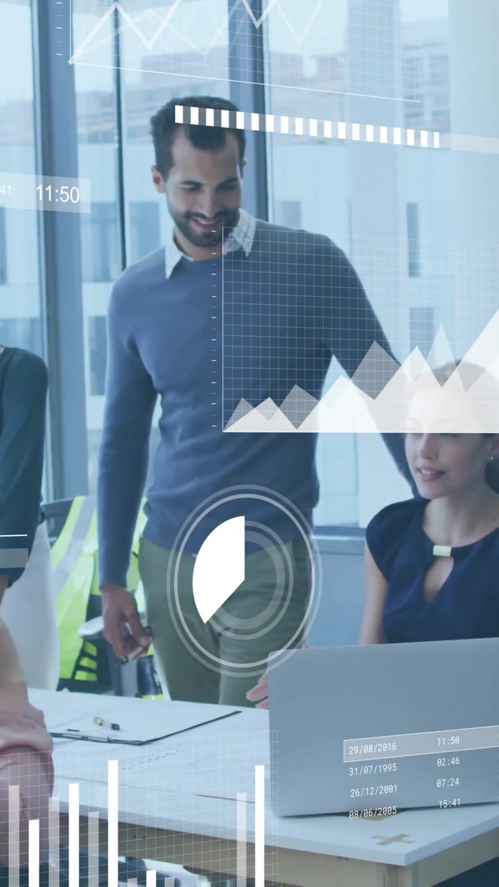 Collaborazione in ufficio, team aziendale che utilizza animazione di analisi dati sullo schermo