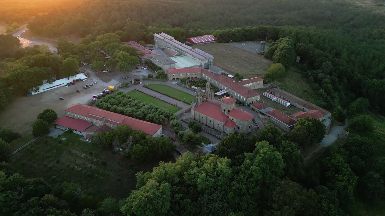 vista completa del templo de los milagros y los edificios circundantes al atardecer